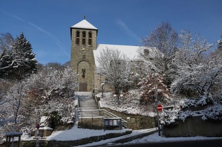 An einem schönen Wintertag leuchtete das Wahrzeichen Mammolshains; die katholische
Kirche St. Michael; mit schneebedeckten Dächern und einem unberührten Treppenaufgang vor
einem wunderschönen blauem Himmel. - Eingereicht von Guenther Ostermann Fotowettbewerb Mammolshain - 21